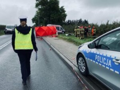 BMW wjechało w budynek, uszkadzając gazociąg. 21-latek straci prawo jazdy i zapłaci 4000 zł