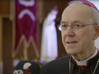 „Profanacja Drzwi Świętych i drwina z Boga”. Bp Schneider ostro o „pielgrzymce LGBTQ+” do Watykanu