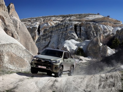 Mniej pali, tyle samo może. Nowa Toyota Hilux Mild-hybrid 48V wjeżdża do Polski