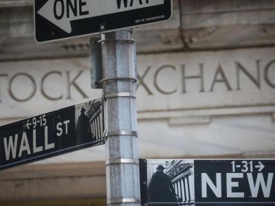 Wall Street na historycznych szczytach. Kurs dolara słabnie wobec euro