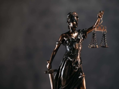 Spowodował wypadek. Zginęły 3 osoby. Żona sprawcy narzeka na hejt i chce pieniędzy. Jego matka robi w sądzie znak krzyża