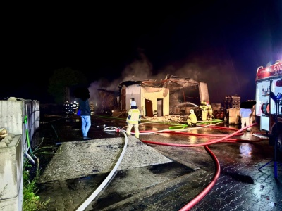 Pożar hali w Rusinowicach. W środku węgiel i butle z acetylenem