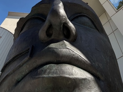 Gigantyczna rzeźba Mitoraja znika z Placu Trzech Krzyży. Na aukcji padł rekord