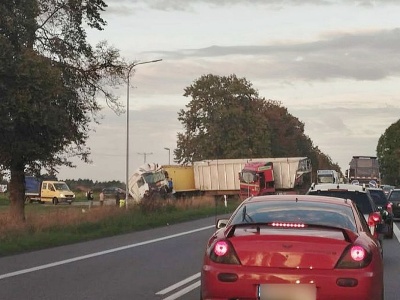 Jabłka na jezdni… Wypadek w drodze na przetwórnie