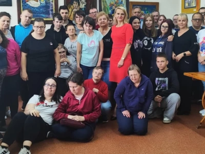 Młodzież z OSiW na praktykach fryzjerskich w WTZ