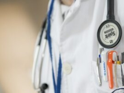 NFZ ma miliardową dziurę. Pacjenci odczują to już tej jesieni – kolejki paraliżują system!