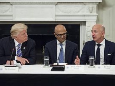 Trump rozpętał chaos decyzją w sprawie wiz dla specjalistów. Microsoft, Meta, Amazon wzywają pracowników do kraju