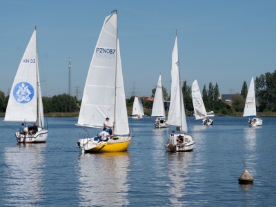 Żeglarze na Jeziorze Pątnowskim rywalizują o mistrzostwo okręgu