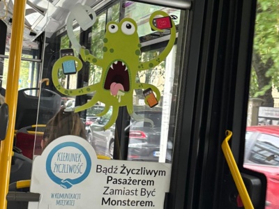 Zwracają uwagę na głośne rozmowy w komunikacji miejskiej. 