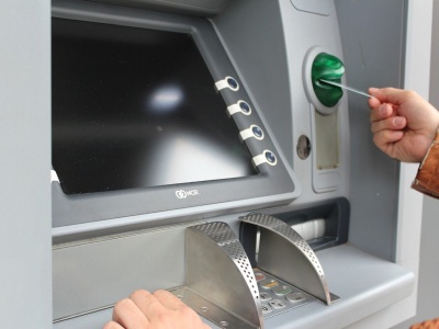 Banki likwidują swoje sieci bankomatów! Klienci są wściekli