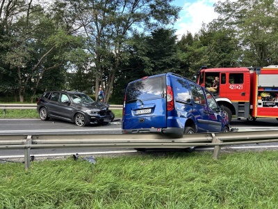 Poważny wypadek na ul. Kostrzewskiego w Gnieźnie. Droga była całkowicie zablokowana