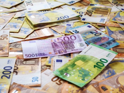 NOWY TOMYŚL: Fałszywy policjant, inwestycje i kryptowaluty – oszuści nie próżnują! Stracił aż 40 tysięcy euro. 