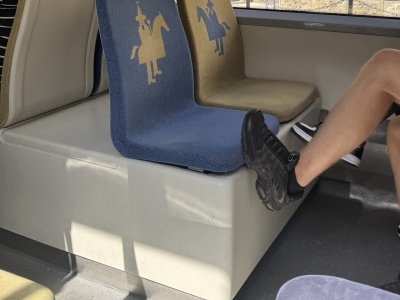 Brudne buty, torby na siedzeniach i pijani pasażerowie. O kulturze w krakowskich tramwajach