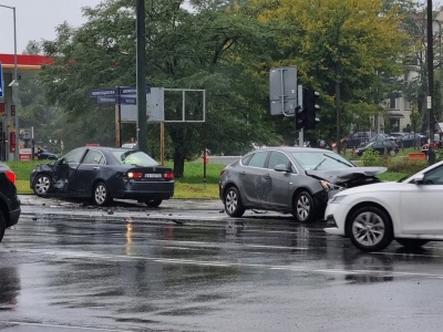 Uszkodzona sygnalizacja. Kolizja trzech aut na skrzyżowaniu z Nowosądecką (ZDJĘCIA)
