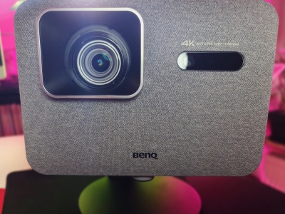 BenQ TK705i: Test projektora 4K dla graczy. Ustawił się sam!