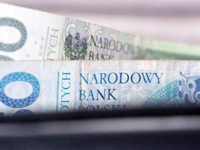 Połowa Polaków zarabia trochę ponad 7200 zł brutto. W małych firmach 2/3 