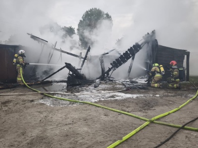 Spłonął sprzęt rolniczy i zbiornik z paliwem. Po pożarze budynku w Dorposzu Chełmińskim