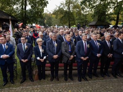 Dożynki PSL-owskie czy polskie? Oficjele przy stołach, a rolnicy za płotem