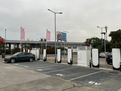 Tesla Supercharger Warszawa, Al. Krajowska – działa. A w Stanach pierwszy Supercharger v4 dla architektury 800 V