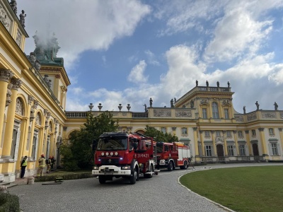 Wozy strażackie pod Muzeum Pałacu Króla Jana III Sobieskiego w Wilanowie. 