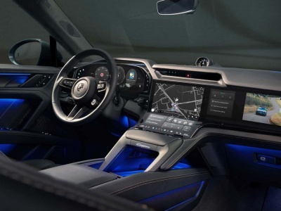 Elektryczne Porsche Cayenne z wnętrzem wypełnionym ekranami