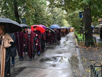 UJ rozpoczął 662. rok akademicki. Pochód profesorów w deszczu i protest przeciwko Izraelowi (ZDJĘCIA)