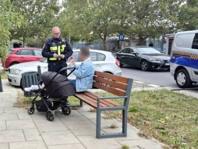 Wziął dziecko w wózku na spacer i był nienaturalnie wesoły. 