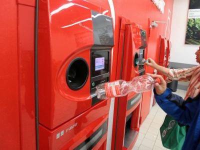 Kaucja za butelki zrujnuje nasze portfele? Ministra wyjaśnia nowy system