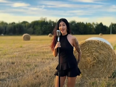Sylwia Kossakowska w przeboju grupy Classic „Jesteś wielkim spełnieniem”