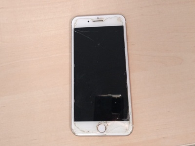 Różowy iPhone czeka na właścicielkę / właściciela w komisariacie
