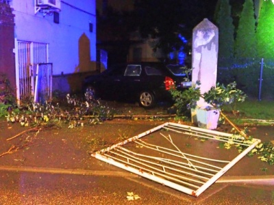 59-latek staranował autem ogrodzenie posesji w centrum Tarnowskich Gór