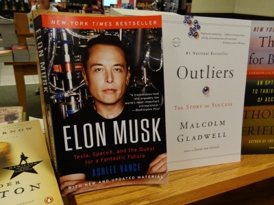 Musk tworzy Grokipedię! Ma ona zastąpić popularną Wikipedię