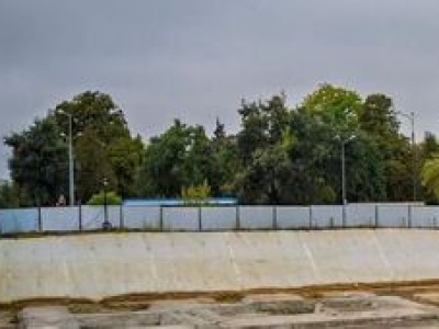 Zamiast biurowca – dziura w ziemi. Burza po decyzji rządu o zamknięciu inwestycji Fabryka