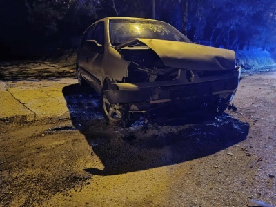 Było za szybko, straciła panowanie nad pojazdem. Zakończyła jazdę wpadając do rowu (zdjęcia)