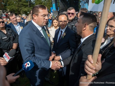 Minister Krajewski: W moją stronę poleciał wieniec z suszonych chwastów