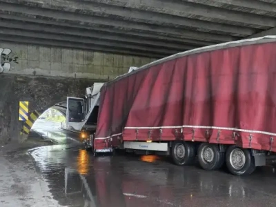 Wiadukt z nietypowym układem, zakaz powyżej 2,4 metra i pełnowymiarowy zestaw