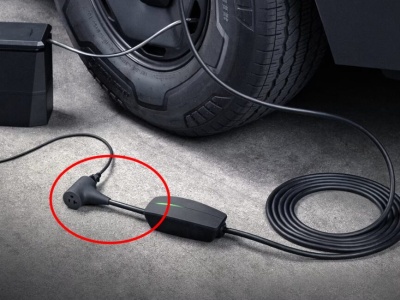 Tesla Model Y Performance obsługuje oddawanie energii, V2L. Do 2,4 kW, ale nie wiadomo, czy także w Europie