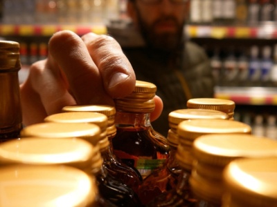 O której godzinie Polacy kupują najwięcej alkoholu? Dane mogą zaskoczyć