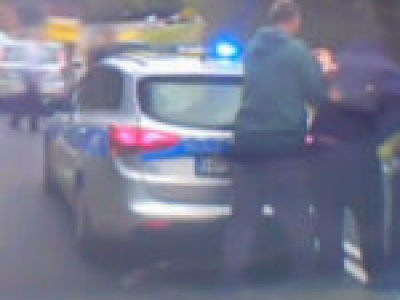 Naćpany uciekał korytarzem życia przed policją. Uderzył w radiowóz (NAGRANIE)