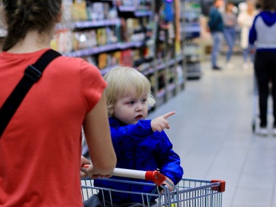 Zwróciła dziecku uwagę w sklepie. Nagle obca kobieta zaczęła ją pouczać. 