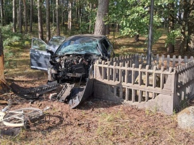 19-latek stracił panowanie nad autem i dachował. Uderzył w rower trzymany przez kobietę i drzewo