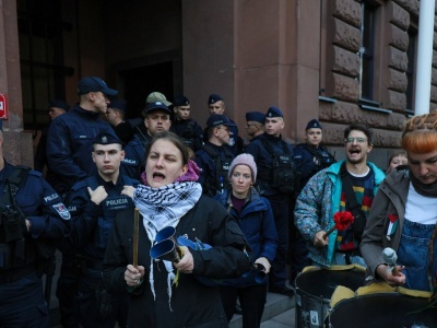 Wybita szyba, wejście oblane czerwoną farbą. Protest przed MSZ w Warszawie