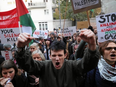 Warszawa. Protesty ws. flotylli płynącej do Gazy. Ambasadę Izraela oblano farbą, w MSZ wybito szybę