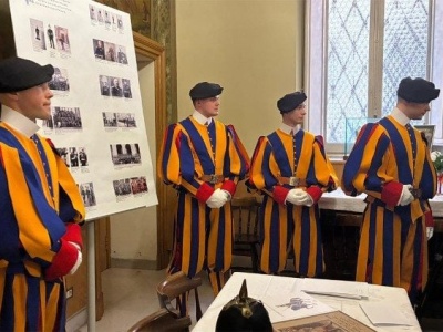 Papiescy gwardziści mają nowe mundury