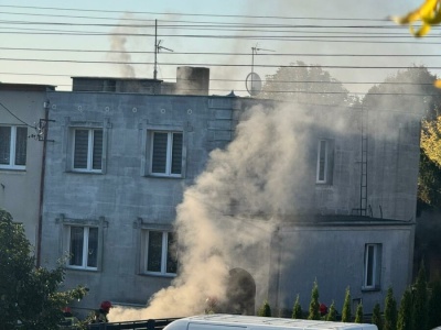 Pożar w budynku mieszkalnym na osiedlu Piekary. Szybka akcja strażaków zapobiegła tragedii