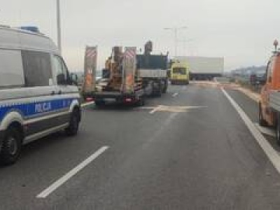 Autostradowa Obwodnica Wrocławia zablokowana! Ciężarówka stanęła w poprzek drogi
