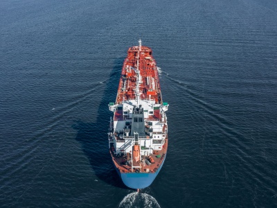 Tankowiec rosyjskiej floty cieni zatrzymany we Francji wznowił kurs