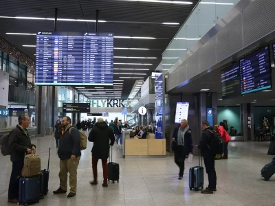 Oszukują turystów na polskim lotnisku. Sprzedają usługę, której nie ma