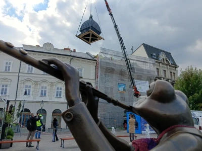 Jak klejnot w koronie. Hełm wrócił na dach przepięknej kamienicy