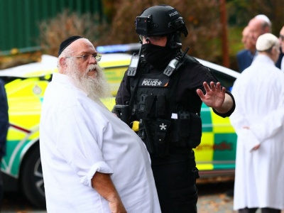 ​Atak na synagogę w Manchesterze. Jedna z ofiar zginęła od policyjnej kuli